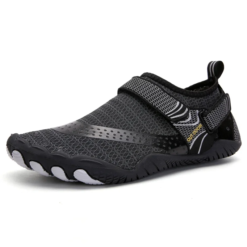 chaussures aquatiques noir et blanc